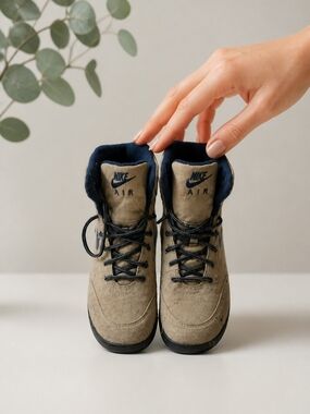 Nike Men’s Boots Beige and Navy